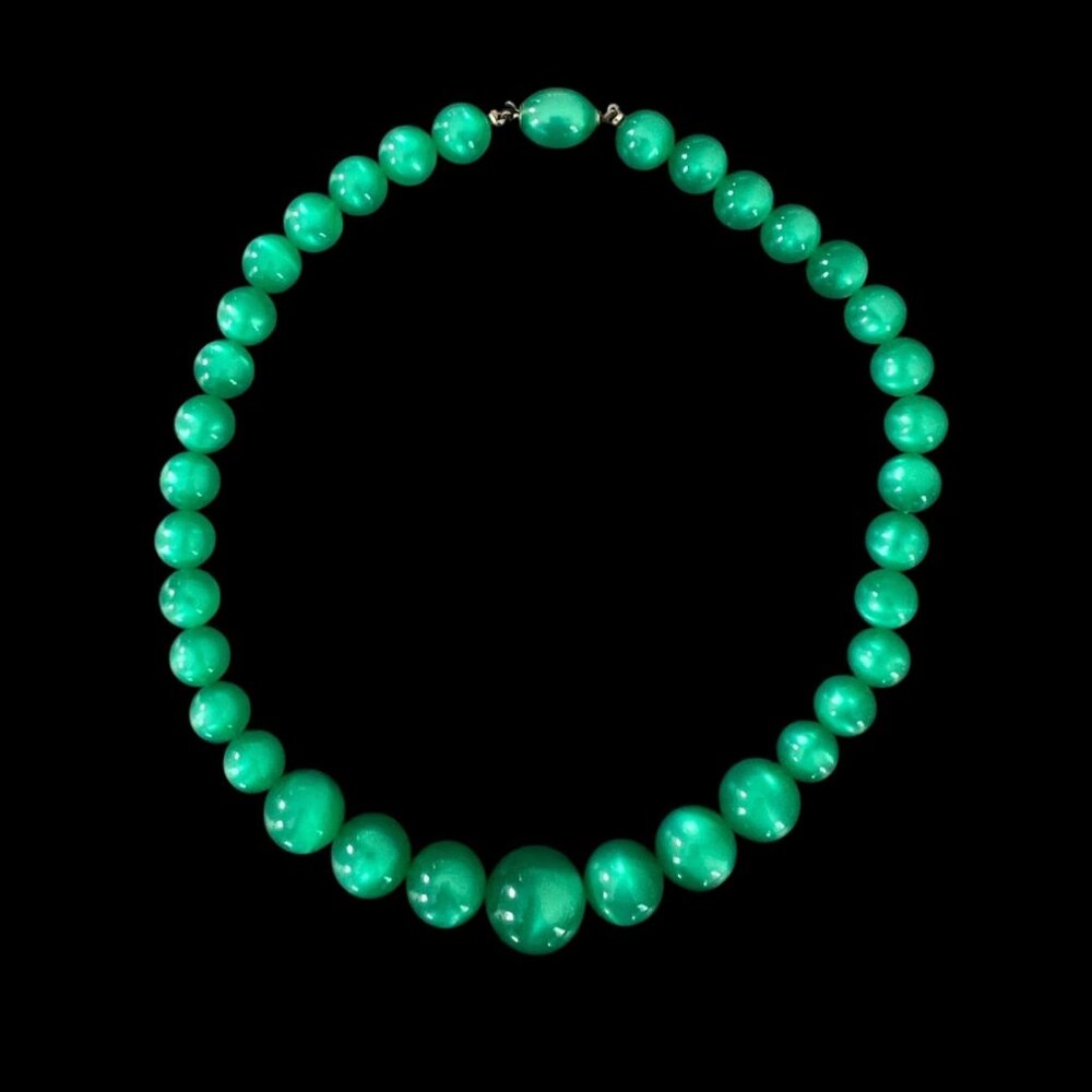 Vintage Emerald Green Moonglow Lucite Graduated Bead Choker Necklace